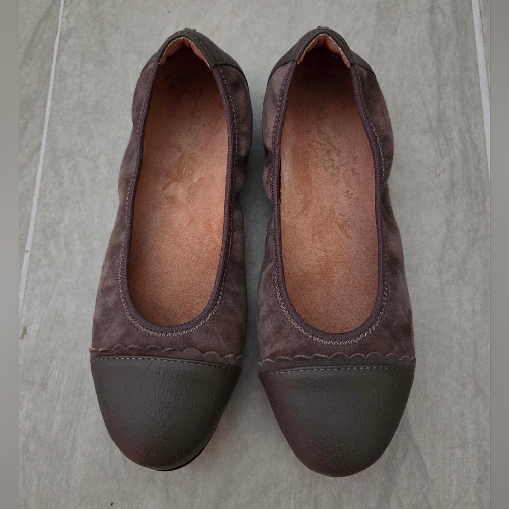 Like New Vionic shoes Women's Prim Tina Cap Toe Ballet Flats